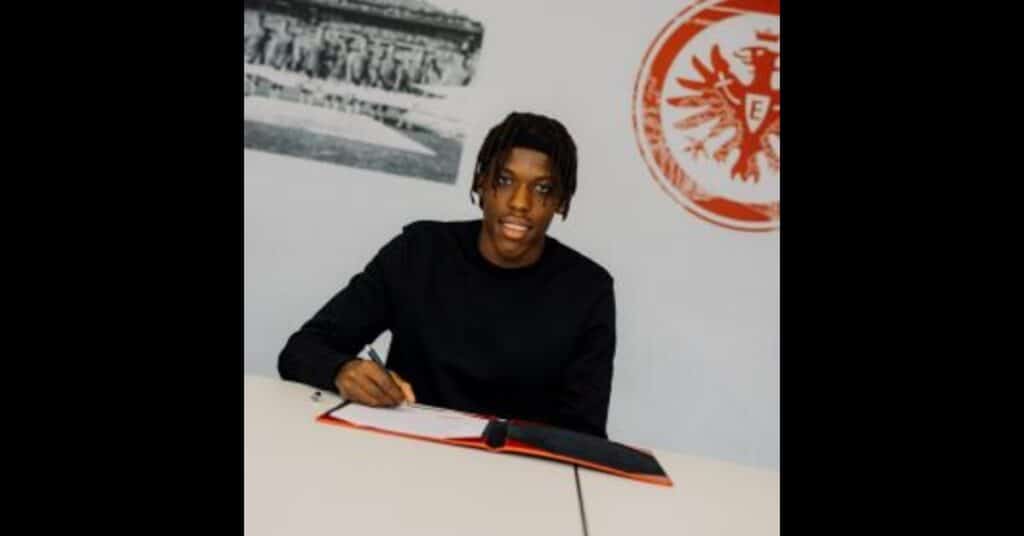 Awusi Boddien Signs New Contract with Eintracht Frankfurt